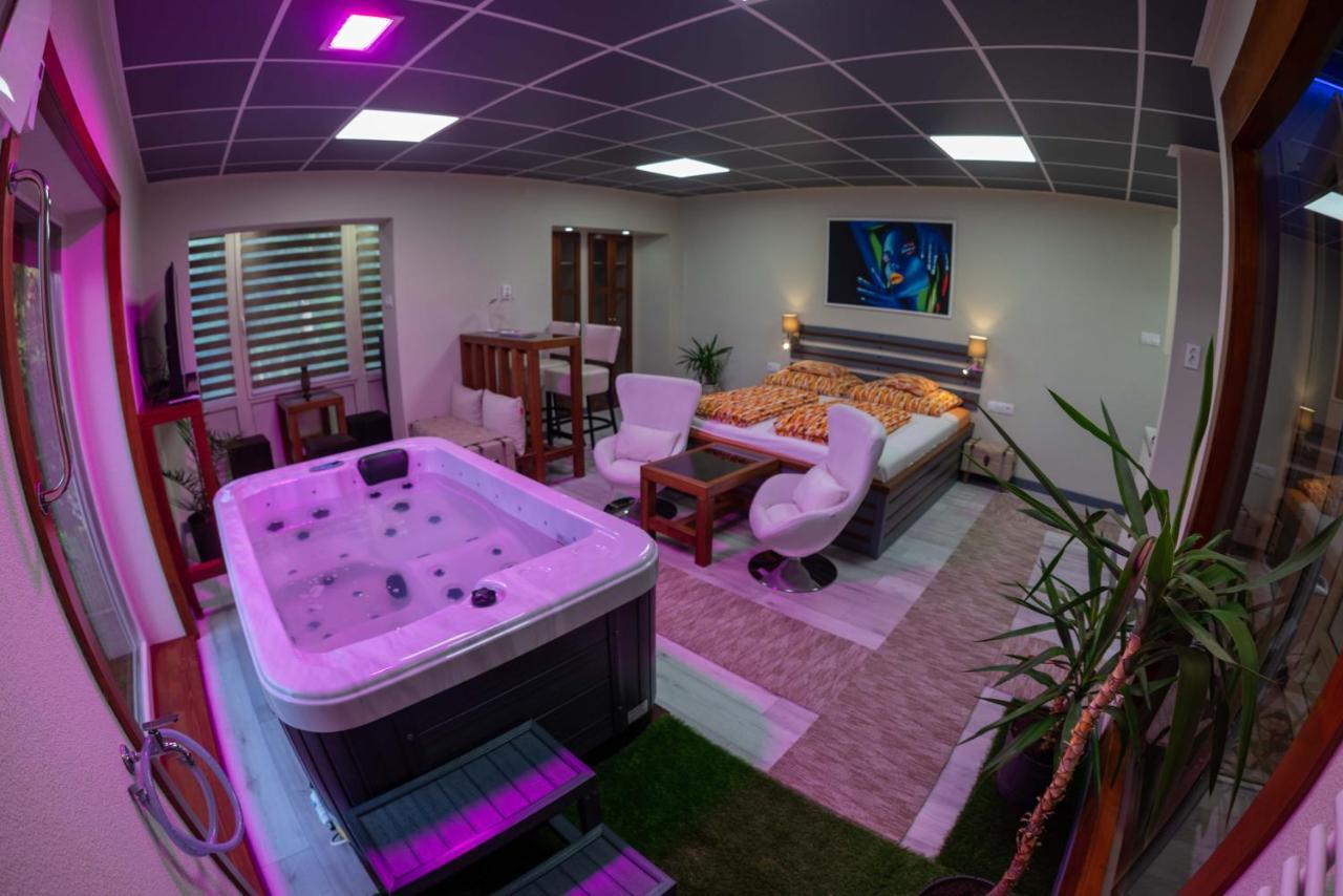 E 14 Aparthotel Berekfürdő Buitenkant foto