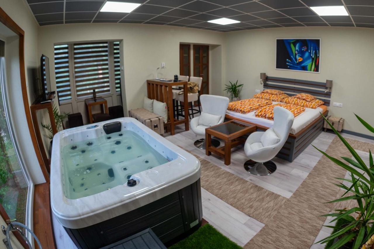E 14 Aparthotel Berekfürdő Buitenkant foto