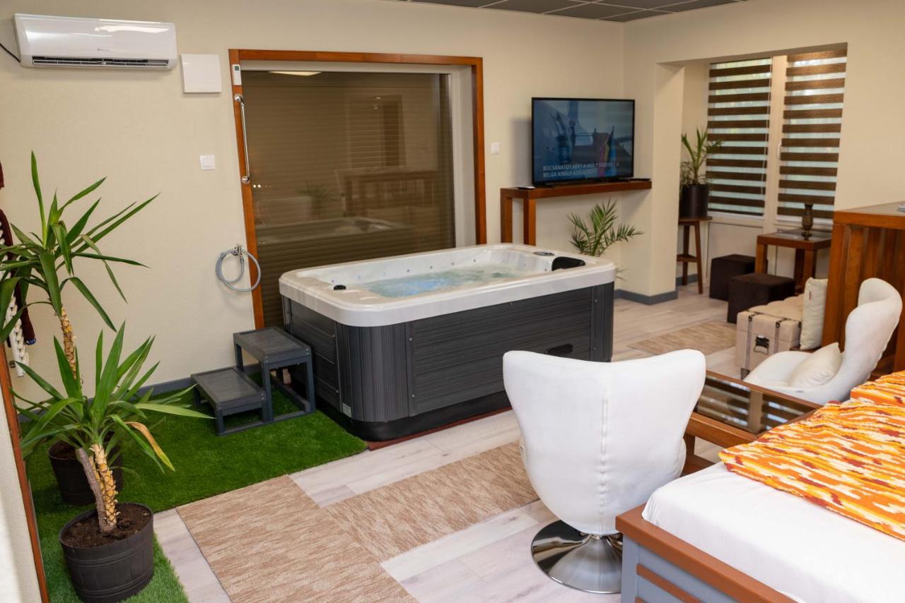 E 14 Aparthotel Berekfürdő Buitenkant foto